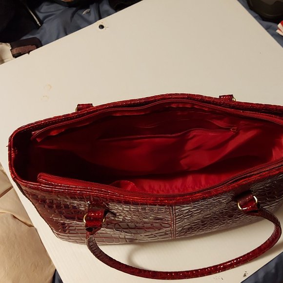 Dark red alligator embossed shoulder bag. - Picture 5 of 9